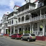 Paramaribo - Gerestaureerde huizen aan de Waterkant
