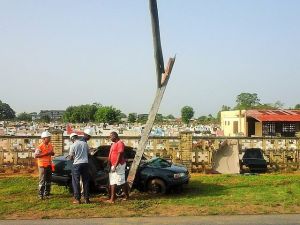 Auto crash - geknakte paal