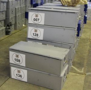 Stemkit in stalen kist