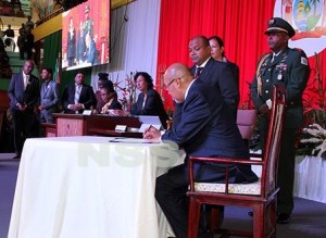 Inauguratie Bouterse - ondertekening