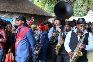 Surinaamse uitvaart demonstratie met bazuingroep