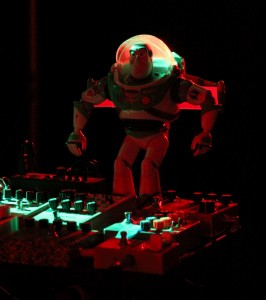 Concertfotografie - Astronaut op de apparatuur van de muzikant