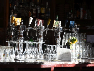Bar in het zonlicht