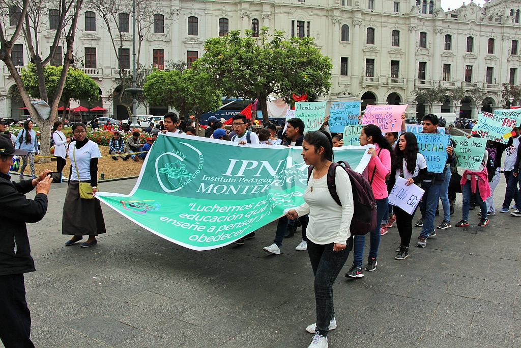 Demonstratie van leraren op Plaza San Martin